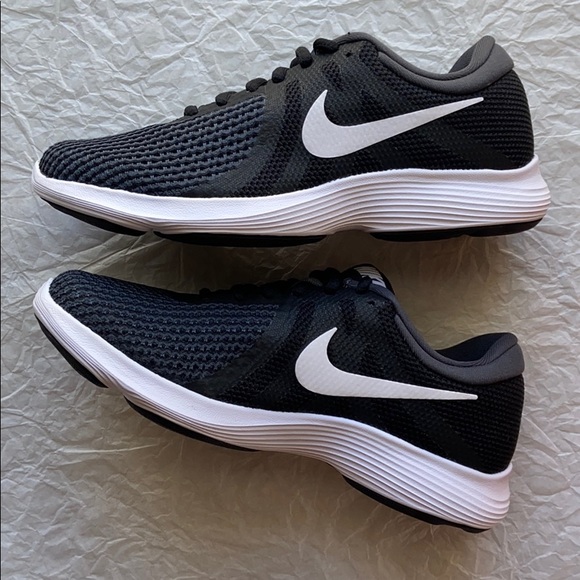 NWT Nike Revolution 4 - Picture 3 of 8